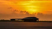 B-2 Spirit im Sonnenuntergang auf der Naval Support Facility Diego Garcia