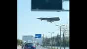 Stealth-Jet China J-36 überfliegt Straße aus Auto gefilmt