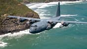 C-130H Hercules im Flug über der Küste Neuseelands