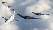 Zwei B-2 in Formation mit australischer E-7 und Kampfjets