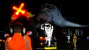 Bodencrew weist B-1B Lancer bei Nacht ein