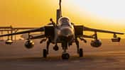 Desert Flag ist eine internationale Luftwaffenübung auf der Al Dhafra Air Base in den Vereinigten Arab ischen Emiraten (VAE). In diesem Jahr nimmt das Taktische Luftwaffengeschwader 33 aus Büchel an der drei-wöchigen Übung mit Tornado Kampfflugzeugen teil. Heute landeten ( Tornados und 2 Maschinen der MMU auf der Al Dhafra Airbase, am 15.04.25.