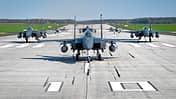 US Air Force F-15E im Formationsrollen in Lakenheath, 2021