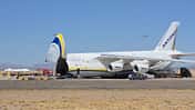 Antonow An-124 wird mit zwei F-16 in der Wüste beladen