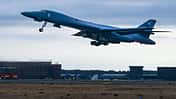 B-1B beim Start mit Flugplatz im Hintergrund