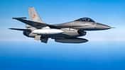 Rumänien Air Force F-16 Fighting Falcon mit Bewaffnung im Flug