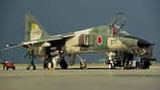 Mitsubishi F-1 am Boden im Abendlicht