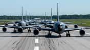 Mehrere KC-135-Tanker hintereinander auf der Startbahn