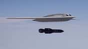 B-21 im Flug mit GBU-57 (Montage)