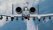 A-10 im Flug von vorne mit Flares