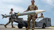 Soldaten befördern AIM-120 AMRAAM Flugkörper