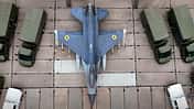 F-16 der ukrainischen Luftwaffe und Bodenfahrzeuge von oben gesehen