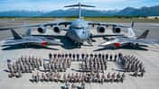 Gruppenbild vor C-17 und F-22 in Elmendorf