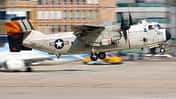 Grumman C-2 Greyhound in der Luft vor Airliner