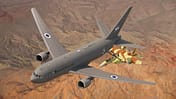 Boeing KC-46 im Flug mit F-15 Eagle bei der Betankung über Wüste (Computergrafik)