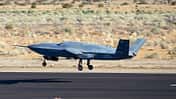 General Atomics YFQ-42A  in der Luft über der Startbahn