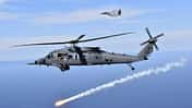 HH-60W feuert Täuschkörper ab mit F-15 im Hintergrund