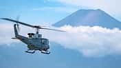 Bell UH-1N fliegt auf Fuji-Berg zu
