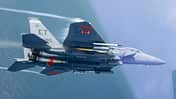 F-15E Eagle manövriert und feuert AGR-20 ab