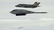 B-2-Bomber der USAF werfen vor Norwegen Bomben ins Meer.