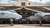 A-10 Thunderbolt II und F-35 Lightning II stehen Nase an Nase