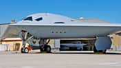 Northrop Grumman B-21 Raider am Boden mit zweiter Maschine im Hintergrund