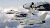 Luftaufnahme F-15J Eagle mit Eurofighter und A400M in Formation