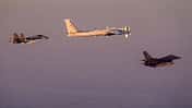 Tu-95 wird flankiert von F-16 und Su-35
