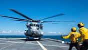 CH-53K King Stallion landet an Deck mit Einweisern