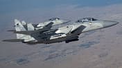 Zwei F-15QA Eagle im Flug über Wüste