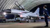 Piloten, die einer Luftfahrtbrigade der Luftwaffe unter dem Kommando des Südlichen Theaters der chinesischen Volksbefreiungsarmee zugeteilt sind, sitzen im Cockpit eines J-10 Mehrzweck-Kampfjets und bereiten sich auf eine Flugtrainingsübung Ende September 2025 vor.