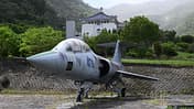 Abgestellter Lockheed F-104 Starfighter vor Tempel und Bergen