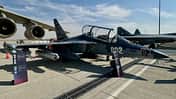 Eine modernisierte Jak-130 steht auf einem Flugfeld bei der Dubai Airshow.