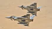 Zwei Eurofighter der italienischen Luftwaffe im Flug über Kuwait