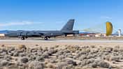 B-52H-Bomber landet mit Bremsschirm in der Wüste