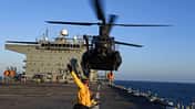 Hubschrauber der US Army  landet auf Schiff