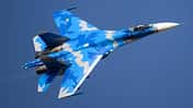 Äthiopische Suchoi Su-27 oder Su-30 im Flug, Seitenansicht, blaue Tarnlackierung, klarer Himmel.