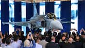 Roll-out der ersten Saab Gripen E aus Brasilien bei Embraer. 