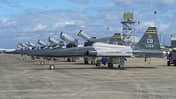 Northrop T-38 Talon, Trainingsflugzeug, US Air Force, Sentry South 26-2, Gulfport, Militärflugzeug, Jettrainer, Flugfeld, 2026, Luftfahrt Sechs Northrop T-38 Talon Trainingsflugzeuge der U.S. Air Force stehen mit geöffneten Cockpits auf dem Flugfeld während der Übung Sentry South 26-2 in Gulfport, Mississippi.