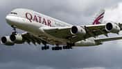 Airbus A380 von Qatar Airways im Landeanflug auf London-Heathrow.