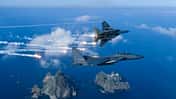 Zwei F-15K-Kampfflugzeuge der südkoreanischen Luftwaffe fliegen über die Insel Dokdo.