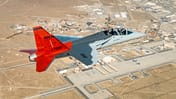 Eine T-7A Red Hawk landet nach einem Flug auf der Joint Base San Antonio-Randolph am 23. April 2026. 