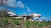 Exponate der ehemaligen albanischen Luftwaffe im Militärmuseum von Bërzhitë bei Tirana