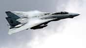 F-14 Tomcat der US Navy im schnellen Vorbeiflug