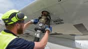SAF, Airbus A320neo, Betankung, Flugzeugbetankung, Bodenpersonal Bodenpersonal bei der Betankung einer A320neo