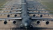 Zahlreiche Transportflugzeuge vom Typ Xian Y-20B reihen sich in China zum "Elephant Walk" auf.