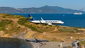 Eine Boeing 737-800 von Ryanair im Endanflug auf den Skiathos Island International Airport