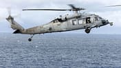 Sikorsky MH-60S fliegt über Meer