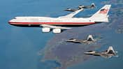 Boeing 747 Air Force One in Formation mit vier F-22 Raptor