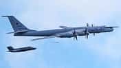 Tu-142MK wirft im Tiefflug eine Sonarboje ab - beobachtet von einer britischen F-35B.
